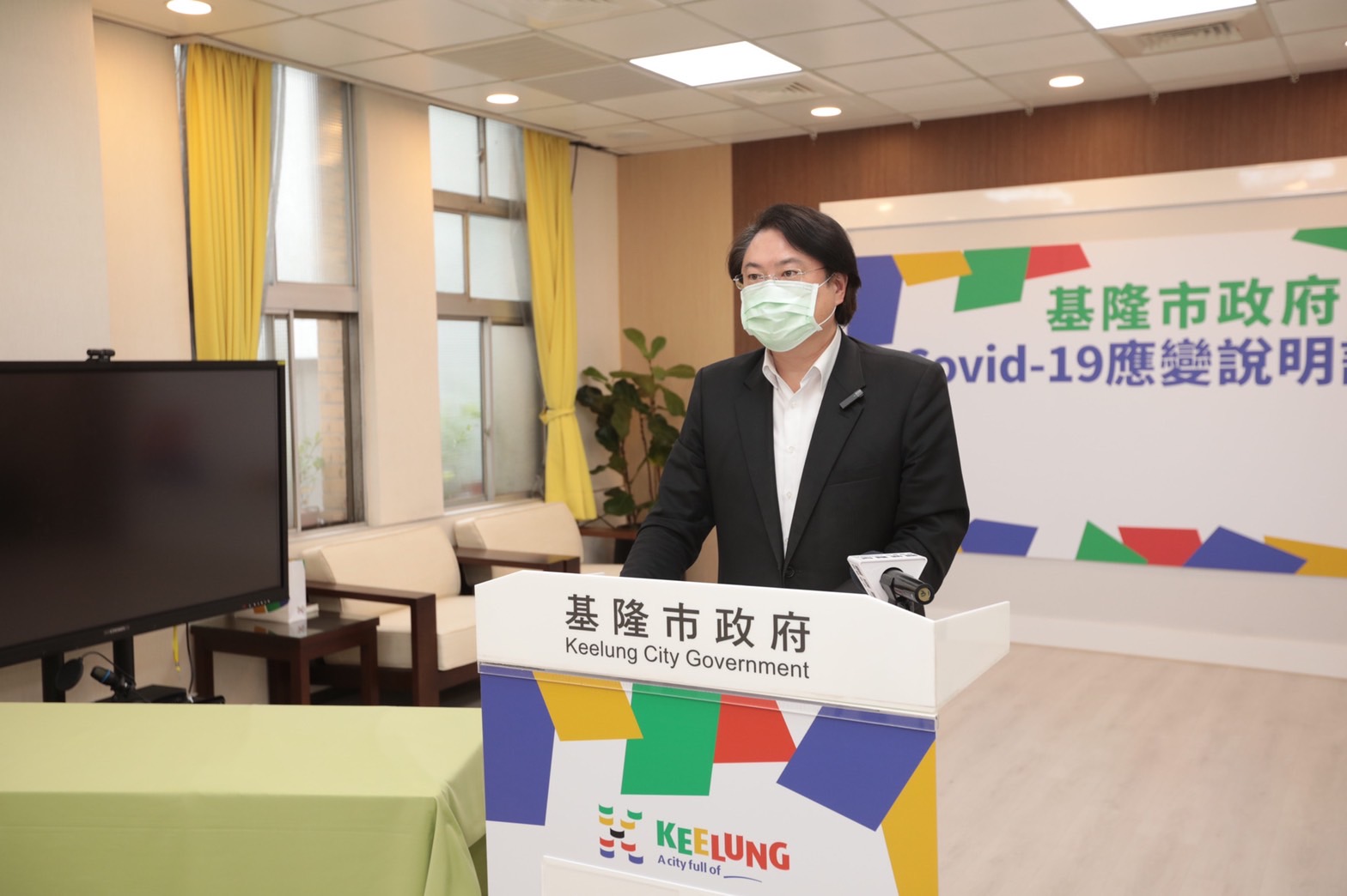 市長林右昌說明市民廣場PCR篩檢站將提供快篩陽民眾領藥服務 (1)
