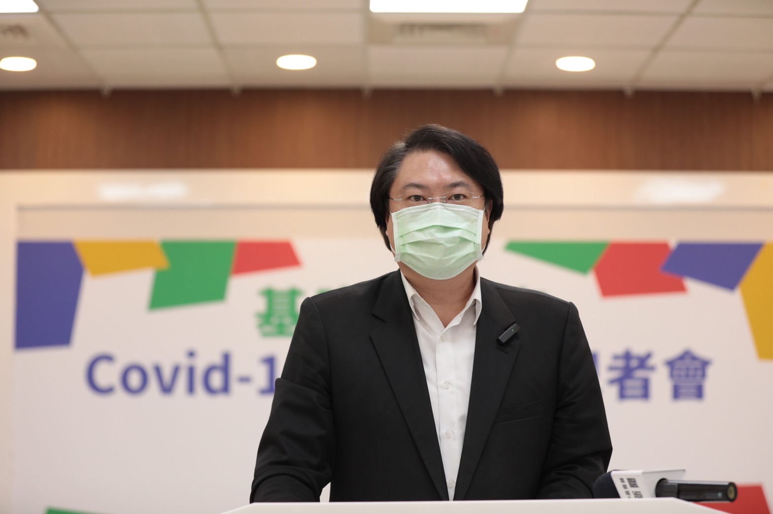 市長林右昌說明市民廣場PCR篩檢站將提供快篩陽民眾領藥服務 (2)