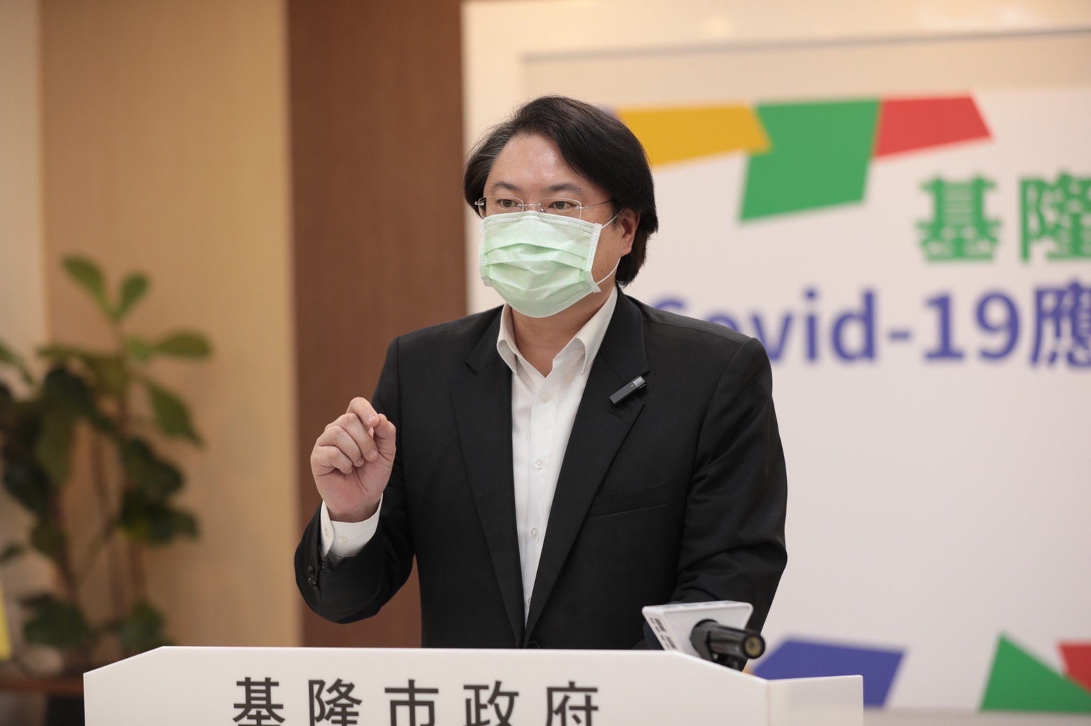 市長林右昌說明市民廣場PCR篩檢站將提供快篩陽民眾領藥服務 (3)