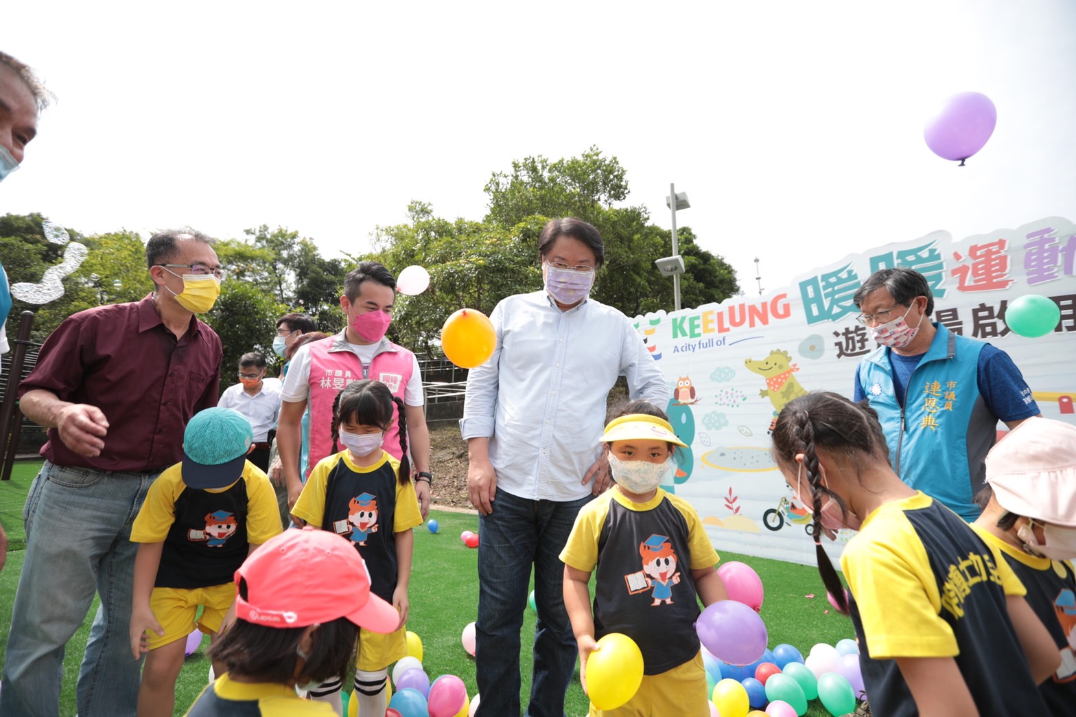 林右昌市長陪著小朋友們搶先體驗暖暖運動公園遊戲場 (1)