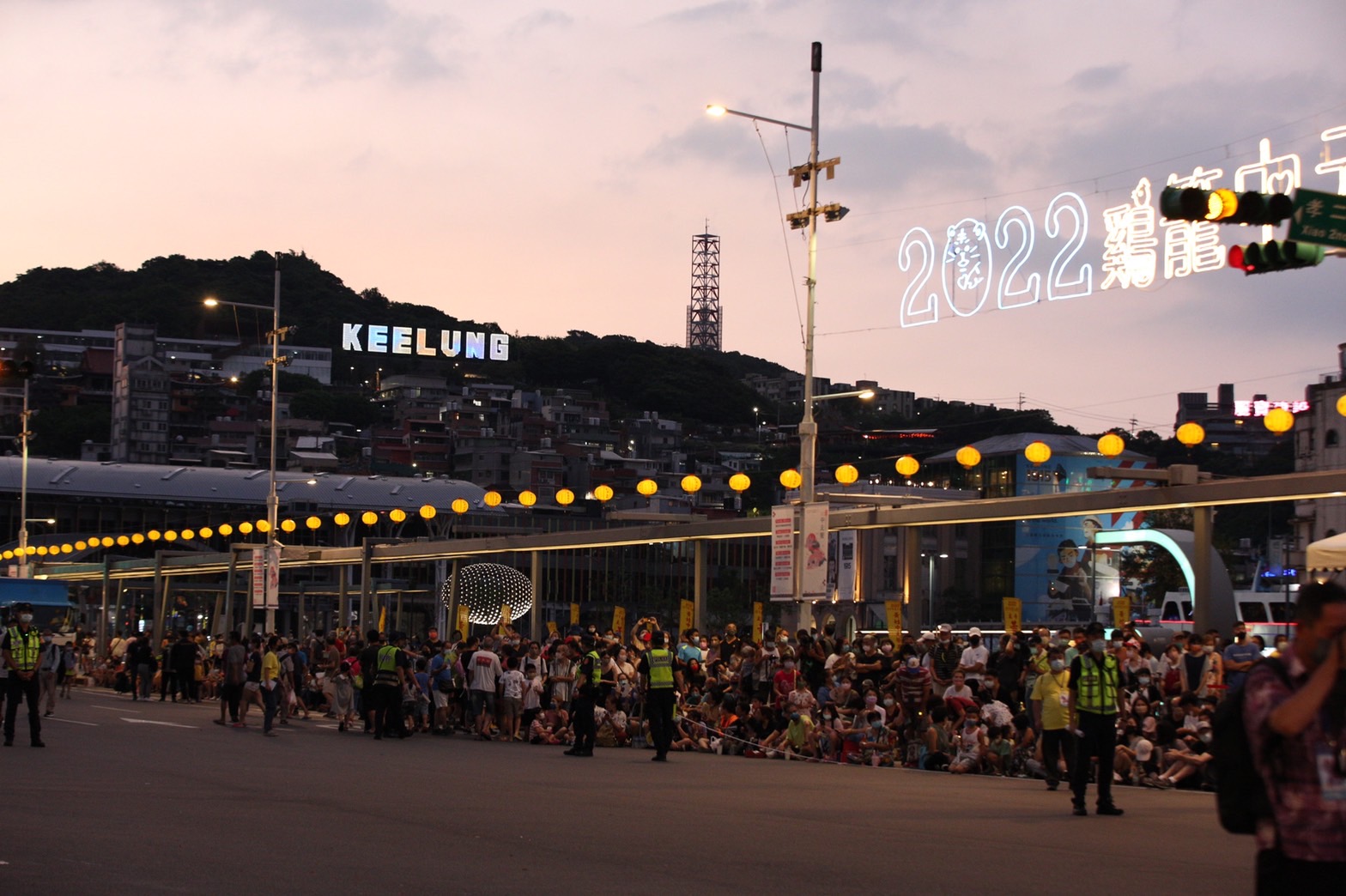 鷄籠中元祭放水燈花車遊行吸引許多市民夾道觀看 (1)