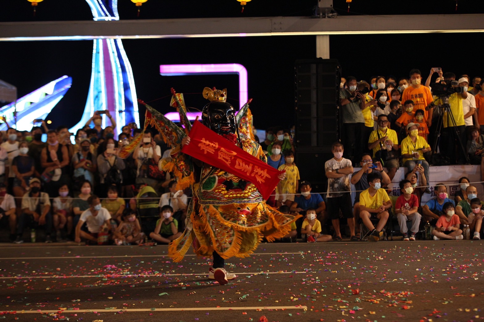 鷄籠中元祭放水燈花車遊行吸引許多市民夾道觀看 (2)