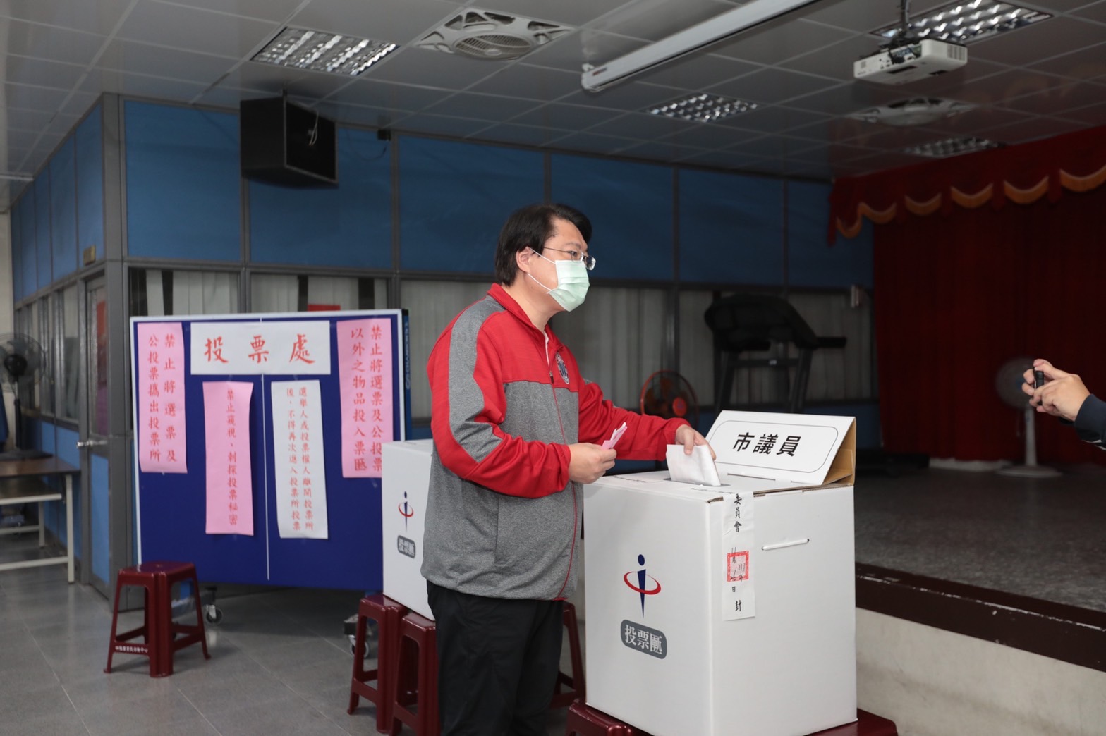 市長林右昌在安樂區的投票所投下自己的選票，呼籲選民珍惜手中的選票 (1)