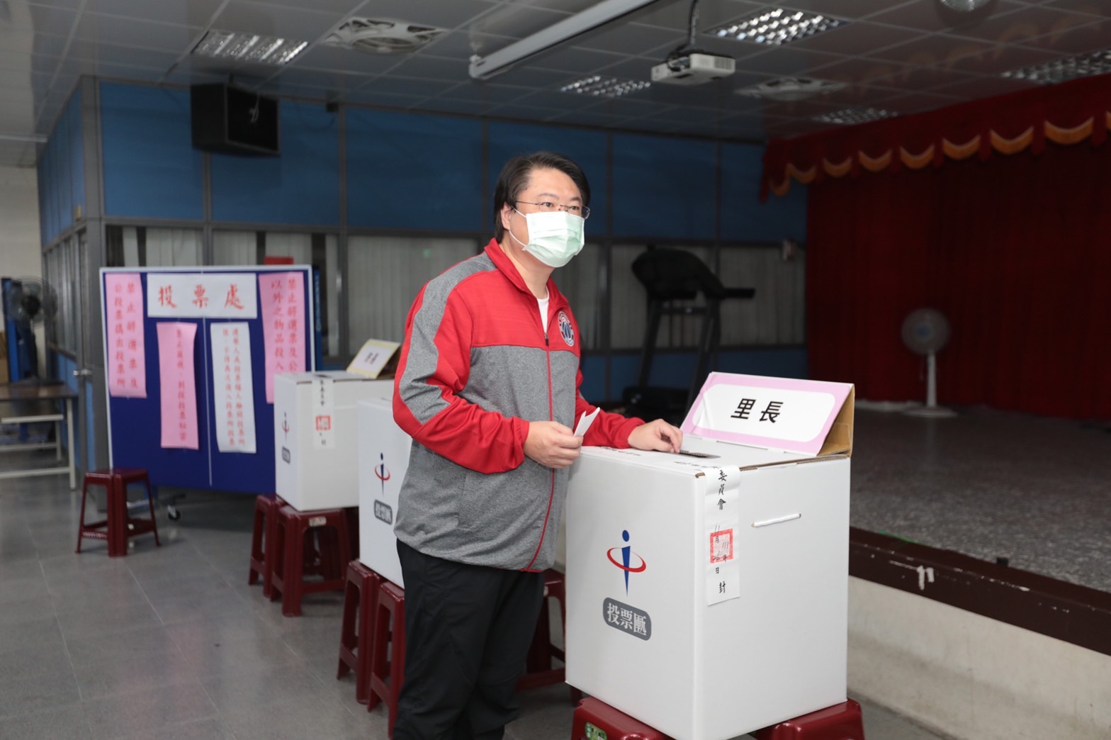 市長林右昌在安樂區的投票所投下自己的選票，呼籲選民珍惜手中的選票 (2)