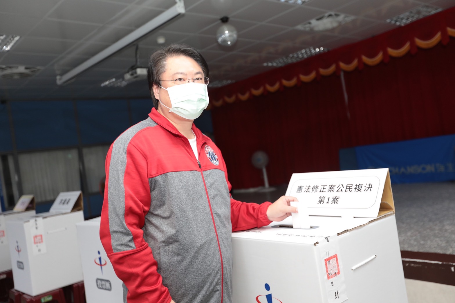 市長林右昌在安樂區的投票所投下自己的選票，呼籲選民珍惜手中的選票 (3)