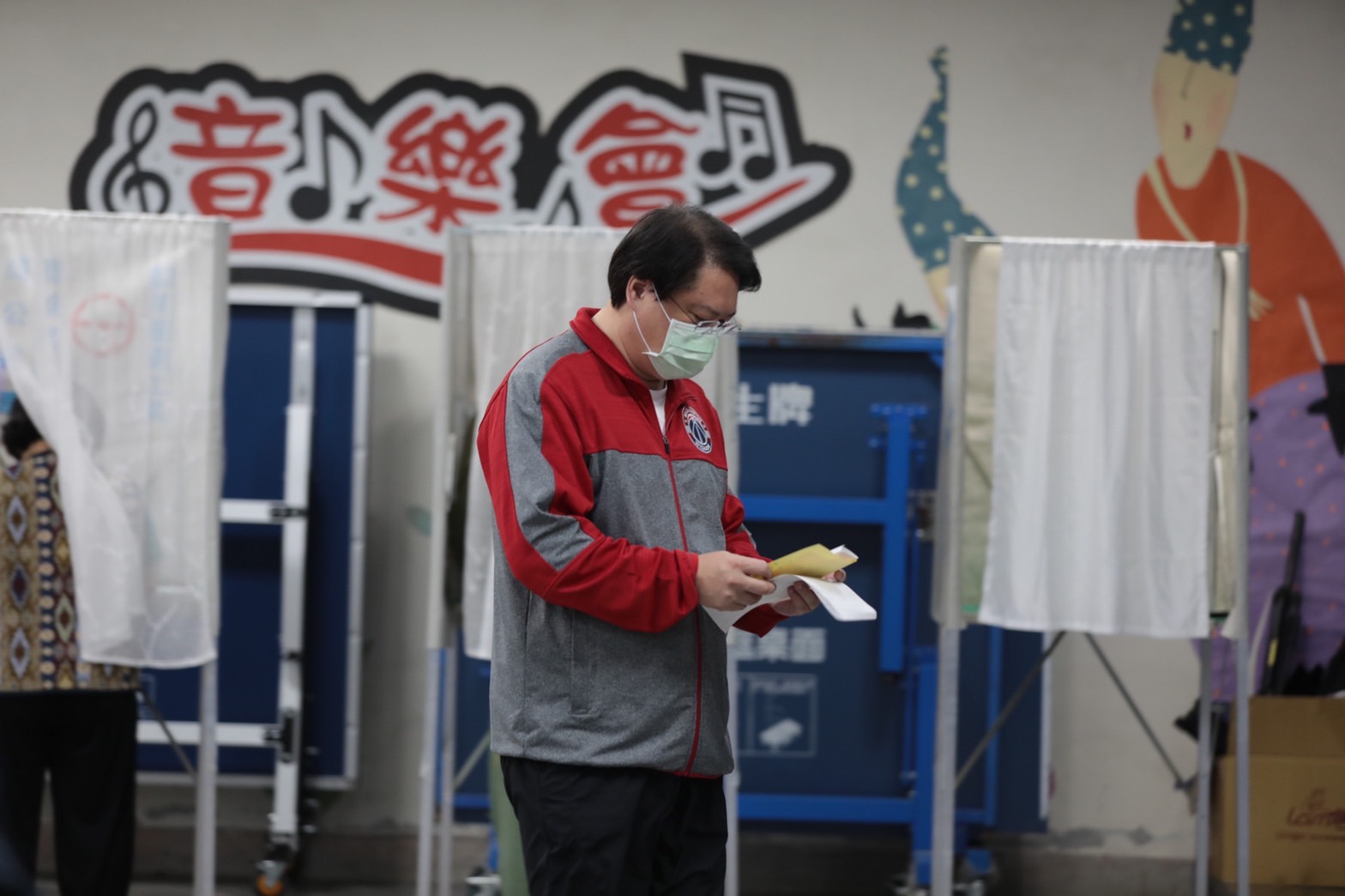 市長林右昌在安樂區的投票所投下自己的選票，呼籲選民珍惜手中的選票 (5)