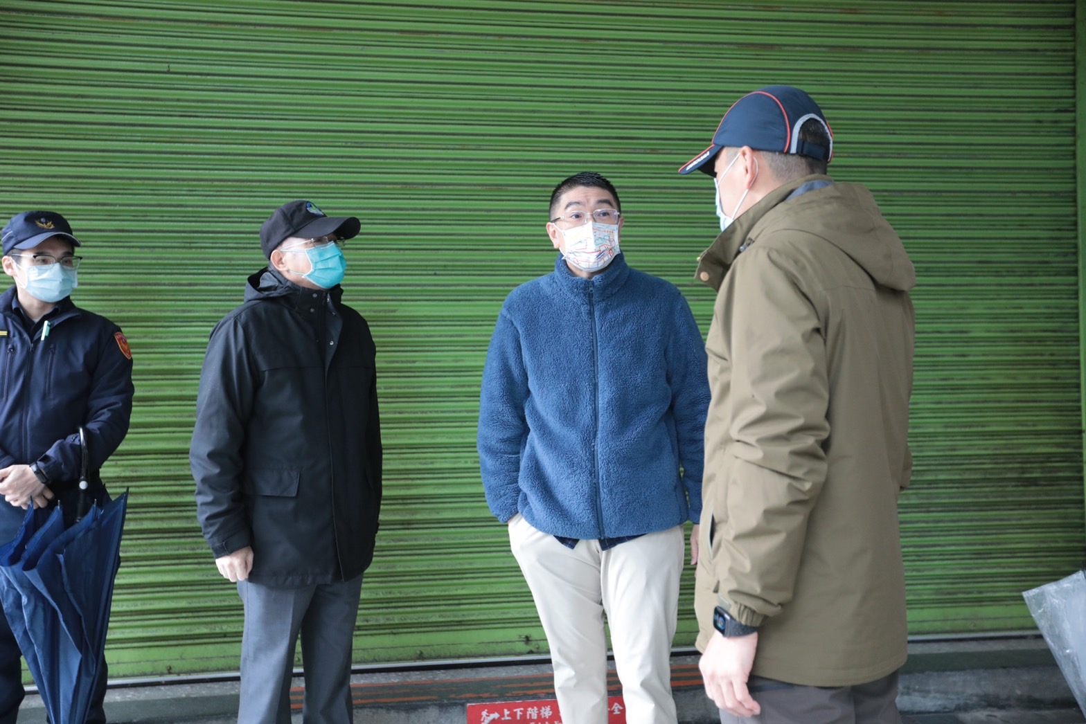 市長謝國樑前往安樂區慰問在寒流中執行友善行人勤務員警 (2)