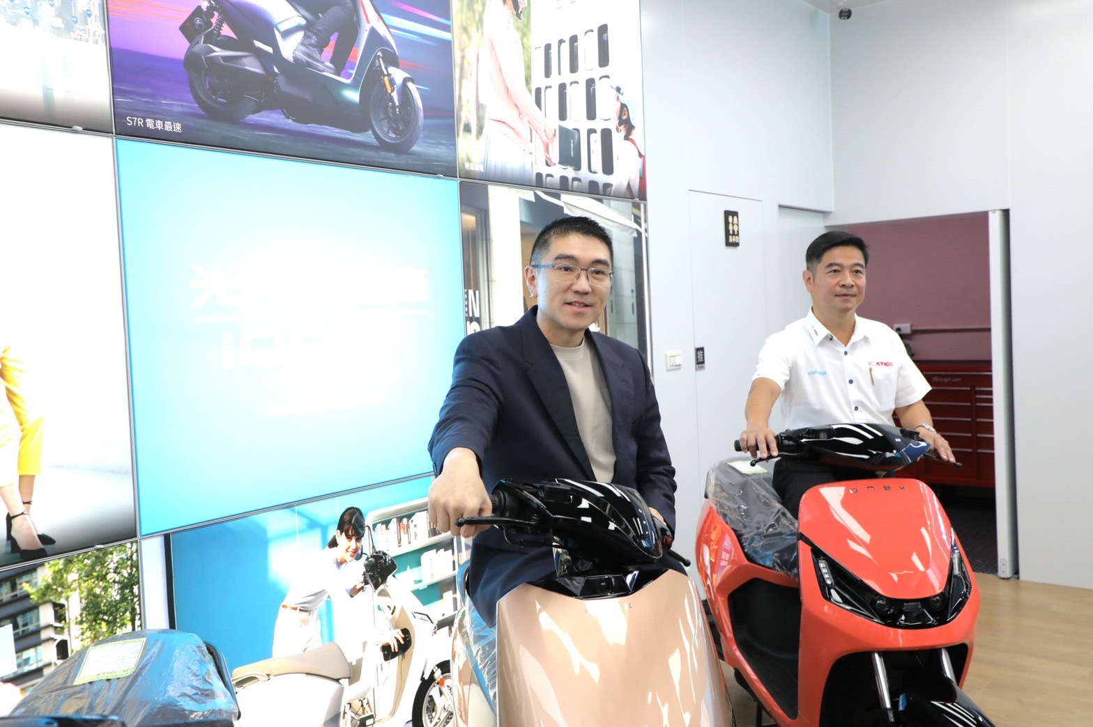 市長謝國樑與Ionex光捷副總經理謝俊弘一同推廣電動機車環保政策